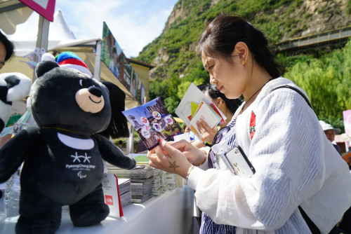 現(xiàn)場(chǎng)發(fā)放文化宣傳冊(cè)。