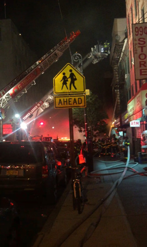 華人超市疑地下室電線老化起火，貨存全毀。(美國《世界日報(bào)》/讀者提供)