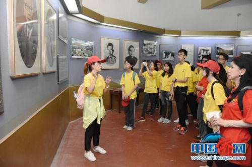 圖為營(yíng)員參觀胡文虎紀(jì)念館?！⒂懒?攝