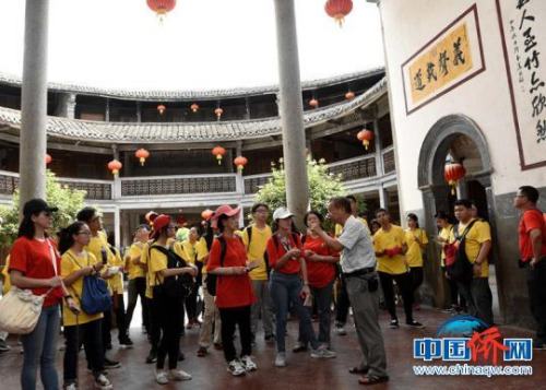 圖為營(yíng)員聆聽(tīng)振成樓樓主林日耕講客家文化?！⒂懒?攝