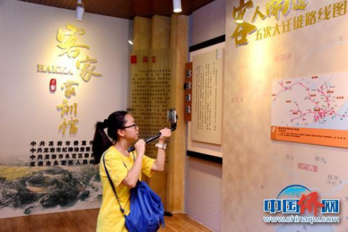 圖為營(yíng)員記錄客家五次大遷徙的歷史?！⒂懒?攝