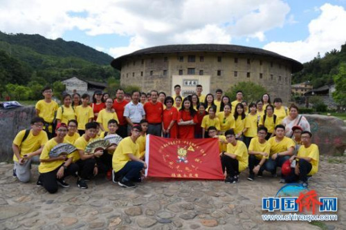 圖為營(yíng)員們?cè)谟蓝图彝翗乔昂嫌傲裟?。　劉永?攝