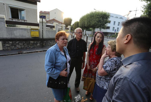 這位法國婦女（左一）92歲的母親也曾被搶劫。（法國《歐洲時報》/記者 黃冠杰攝）