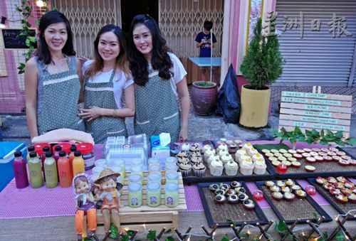 熱愛烘培的黃佩菱(左起)、陳雅盈及林慧蘭在夜市擺攤為湊熱鬧，為活動(dòng)獻(xiàn)一份力。(圖：星洲日報(bào))