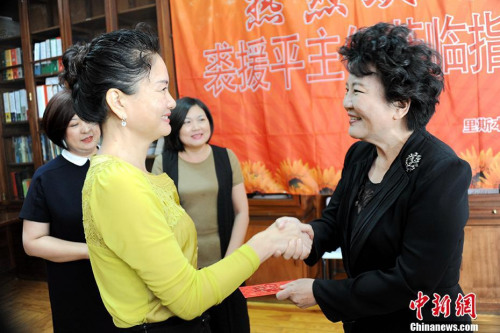 裘援平慰問從中國國內選派至該校執(zhí)教的教師并向其“派紅包”。 <a target='_blank' >中新社</a>記者 彭大偉 攝