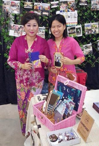 賴雁妮(右)手工制作拼布包獨(dú)一無二，深獲顧客喜愛。(圖：星洲日報(bào))