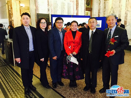 2015年組織“美麗河北，閃亮英倫”大型圖片展覽周，開幕式前在威斯敏斯特大學(xué)大廳，與李輝參贊和幾位僑界代表。(作者供圖)