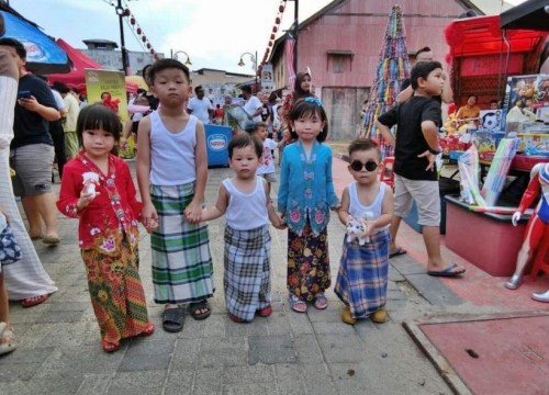 小美娘及小阿旺到文化旅游節(jié)湊熱鬧，煞是可愛。（馬來西亞《星洲日報》）