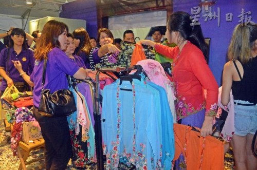 文化旅游節(jié)現(xiàn)場售賣的歌巴雅熱銷，吸引不少顧客尤其是游客購買。（馬來西亞《星洲日報》）