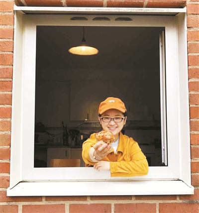 “別到荒廢青春，用盡體溫，才開始悔恨； 生命還沒到黃昏，下一站，你的第二人生。” 李瀾用她最喜歡的這句歌詞結(jié)束了采訪。 圖為李瀾舉著瑞典的國民美食“肉桂卷”。 （受訪者 供圖）