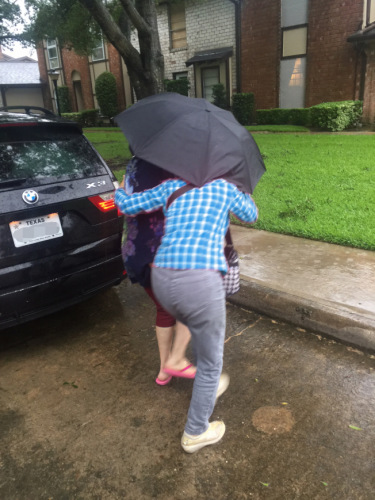 颶風(fēng)哈維襲擊福遍地區(qū)，許多當(dāng)?shù)厝A裔民眾緊急攜家?guī)Ь斐冯x家園。（美國《世界日報》/郭宗岳 攝）