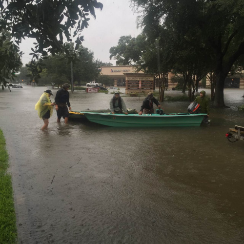 華裔救援船在運(yùn)輸災(zāi)民。(美國(guó)《世界日?qǐng)?bào)》/讀者提供)