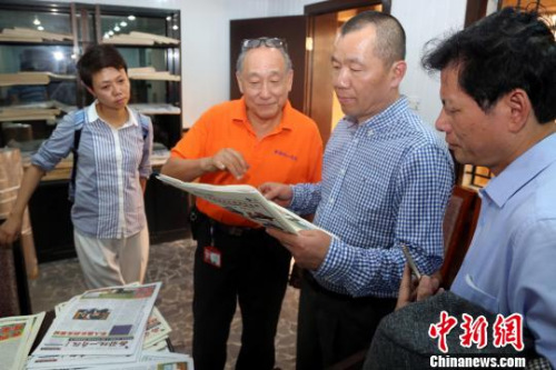 資料圖： 胡介國董事長(左二)向訪問團一行展示了該報最近的幾期報紙，介紹了報社的發(fā)展以及與中國媒體合作的情況，<a target='_blank' >中新社</a>副社長、副總編輯夏春平(右二)詢問了相關(guān)情況?！∷畏綘N 攝