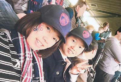 李芳（左一）在澳洲的學(xué)習(xí)任務(wù)很重，雖然課余空閑不多，但她還是會(huì)留出一定時(shí)間去交友、烹飪，做自己喜歡的事。