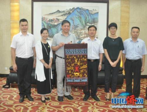 圖為與會(huì)人員合影留念。　林浩 攝