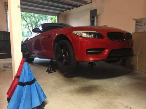 華裔民眾接獲撤離命令，出門前用千斤頂把無法開走的車子頂起，希望不要成泡水車。（美國《世界日?qǐng)?bào)》/David Hsiung提供）