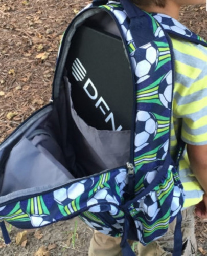 華人家長把防彈甲作為開學(xué)禮物送給孩子。這種可放在背包內(nèi)。(美國《世界日報》/張宏 攝)