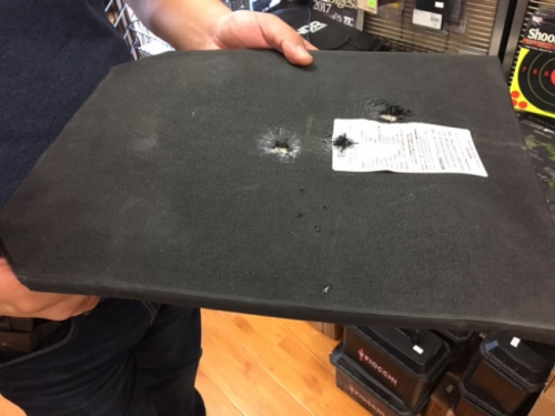 民用防彈甲也可擋住子彈。(美國《世界日報》/張宏 攝)