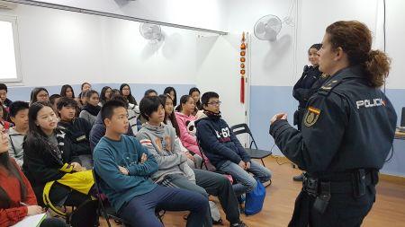 專(zhuān)家講課。(西班牙《歐華報(bào)》)