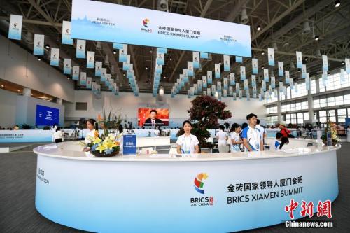 金磚國(guó)家領(lǐng)導(dǎo)人廈門(mén)會(huì)晤新聞中心里的志愿者。<a target='_blank' >中新社</a>記者 王東明 攝