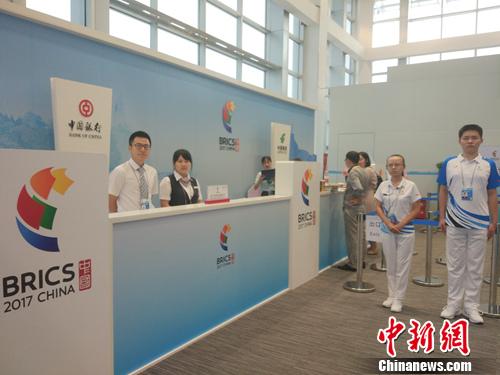 新聞中心里的志愿者。<a target='_blank'  >中新網(wǎng)</a>記者 李金磊 攝