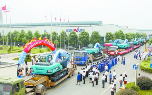  2010年7月16日，山河智能巴西項(xiàng)目首批30臺工程設(shè)備發(fā)車。（資料圖片） 通訊員 攝