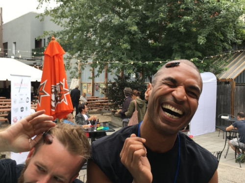 “Brooklyn Bugs”現(xiàn)場(chǎng)大家與阿拉斯加蟑螂互動(dòng)。（美國(guó)《世界日?qǐng)?bào)》/李碩 攝）