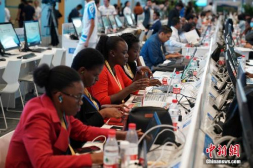 9月3日，外國(guó)記者在金磚國(guó)家領(lǐng)導(dǎo)人廈門會(huì)晤新聞中心工作。據(jù)悉，共有80個(gè)國(guó)家和地區(qū)的3000名中外記者報(bào)名采訪本次金磚國(guó)家領(lǐng)導(dǎo)人廈門會(huì)晤。<a target='_blank' >中新社</a>記者 毛建軍 攝