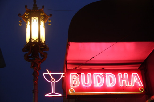 許多霓虹燈早已融入了華埠人們的生活當(dāng)中。（美國《世界日報》/李晗 攝）