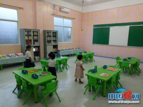 圖為緬甸臘戌新世紀(jì)中文學(xué)校的有聲電子閱覽室?！×_丹媚　攝