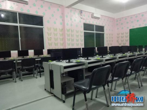 圖為緬甸臘戌新世紀(jì)中文學(xué)校的學(xué)生電腦室?！×_丹媚　攝