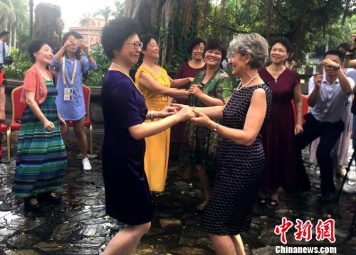 9月4日，聯合國教科文組織博科娃為廈門鼓浪嶼頒發(fā)世界遺產證書。圖為博科娃被鼓浪嶼社區(qū)音樂氣氛感染，博科娃翩翩起舞?！￡悙?攝