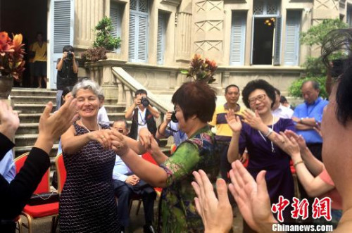 9月4日，聯合國教科文組織博科娃為廈門鼓浪嶼頒發(fā)世界遺產證書。圖為博科娃被鼓浪嶼社區(qū)音樂氣氛感染，博科娃翩翩起舞?！￡悙?攝