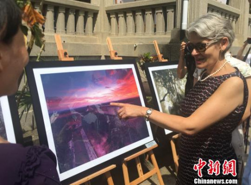 9月4日，聯合國教科文組織博科娃為廈門鼓浪嶼頒發(fā)世界遺產證書。圖為博科娃在鼓浪嶼上參觀金磚五國世界文化遺產照片展。　陳悅 攝