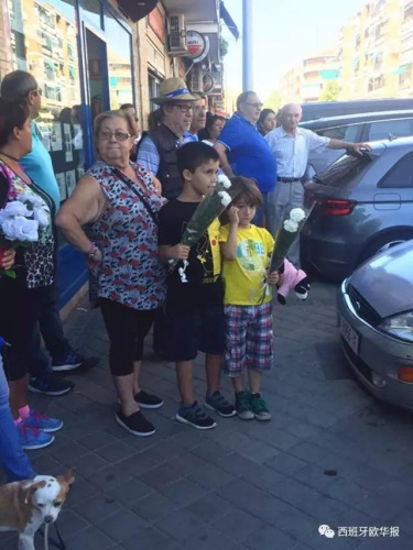 周?chē)罕姷磕?。（西班牙《歐華報(bào)》微信公眾號(hào)）