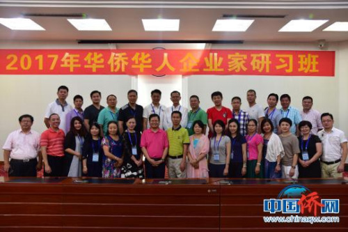 研習(xí)班合影留念?！⊥跻哉?攝