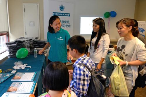 　　林Angie(左一)提醒申請(qǐng)兒童健保計(jì)劃的父母主動(dòng)續(xù)保。(美國(guó)《世界日?qǐng)?bào)》/朱澤人 攝)