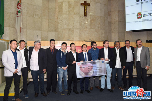 作者（右六）出席僑界慈善捐贈(zèng)活動(dòng)。（作者供圖）