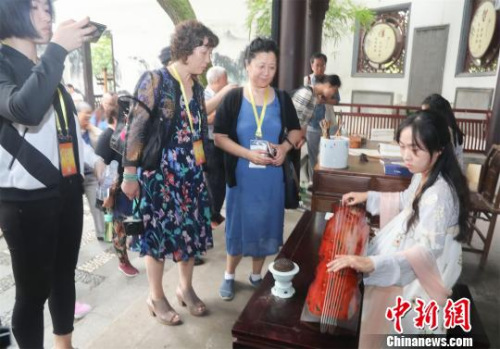 海外華文媒體代表在古琴臺參觀伯牙與子期雕像　張暢　攝