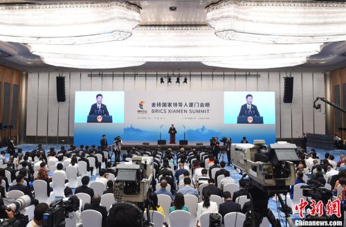 9月5日，中國國家主席習近平在廈門國際會議中心會見中外記者，介紹金磚國家領導人第九次會晤和新興市場國家與發(fā)展中國家對話會情況。<a target='_blank' >中新社</a>記者 侯宇 攝