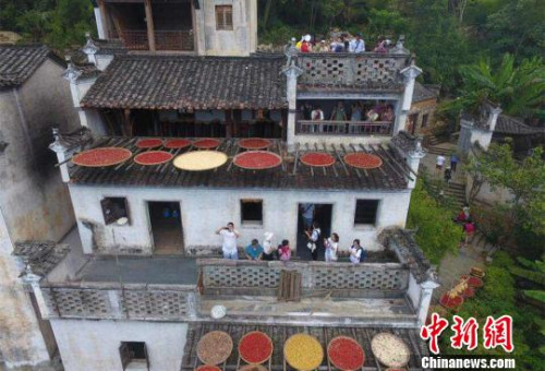 圖為采訪團(tuán)在婺源篁嶺村采訪?！⒄祭ァz