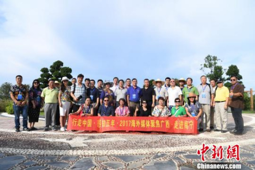 海外華文媒體代表在那考河濕地公園合影。　俞靖 攝