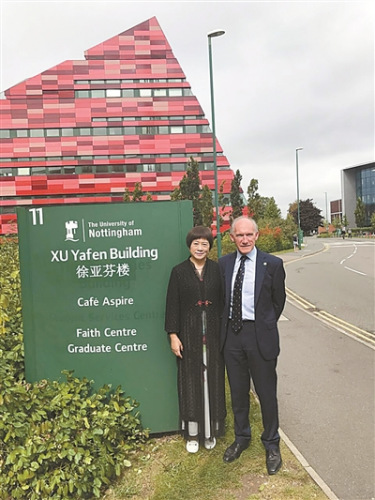 徐亞芬在“徐亞芬樓”前留影。