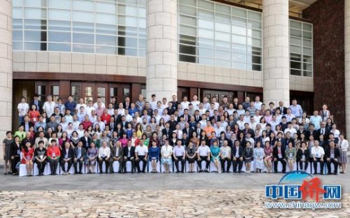 圖為參加研習(xí)班、培訓(xùn)班人員合影?！『閳赠i 攝