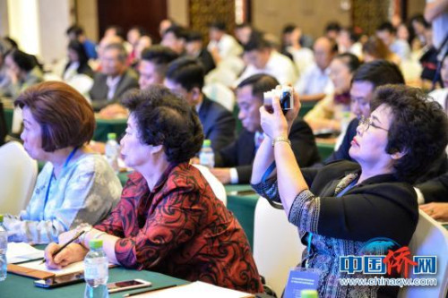 圖為參加研習(xí)班的海外華校負(fù)責(zé)人?！『閳赠i 攝