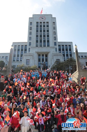 首次在溫哥華市政府廣場升起五星紅旗慶祝中國人民共和國成立67周年。