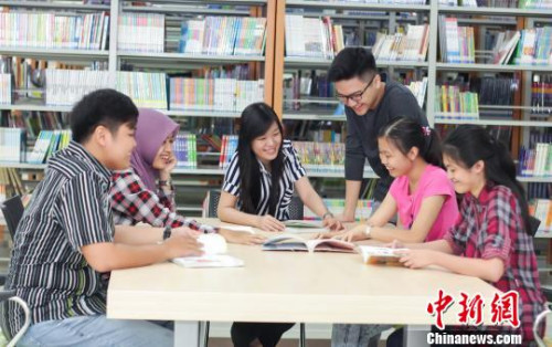 圖為八華學(xué)院的學(xué)生在學(xué)習(xí)探討。八華學(xué)院 供圖　八華學(xué)院 供圖　攝