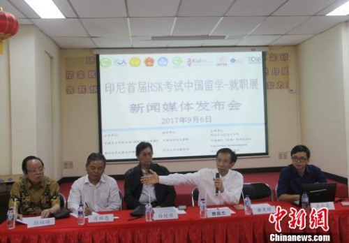 圖為雅加達(dá)華文教育協(xié)調(diào)機(jī)構(gòu)執(zhí)行主席蔡昌杰(右二)介紹展會情況?！×钟纻?攝