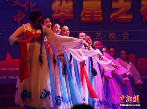 9月7日晚，由中國(guó)國(guó)務(wù)院僑辦主辦，中國(guó)駐悉尼總領(lǐng)事館、南海傳媒支持，悉尼華星藝術(shù)團(tuán)承辦的《文化中國(guó)·華星之夜》中秋文藝晚會(huì)在悉尼市政廳劇場(chǎng)隆重上演。圖為悉尼華星海之夢(mèng)藝術(shù)團(tuán)演出朝鮮舞《阿里郎》。<a target='_blank' >中新社</a>記者 賴海隆 攝