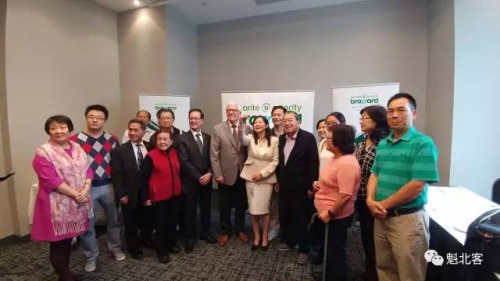 媒體會(huì)后李西西與社團(tuán)華人合影。（加拿大蒙特利爾華助中心）